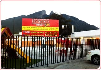 Fachada de Los Tacos Parrillada sucursal Garza Sada con el Cerro de la Silla al fondo